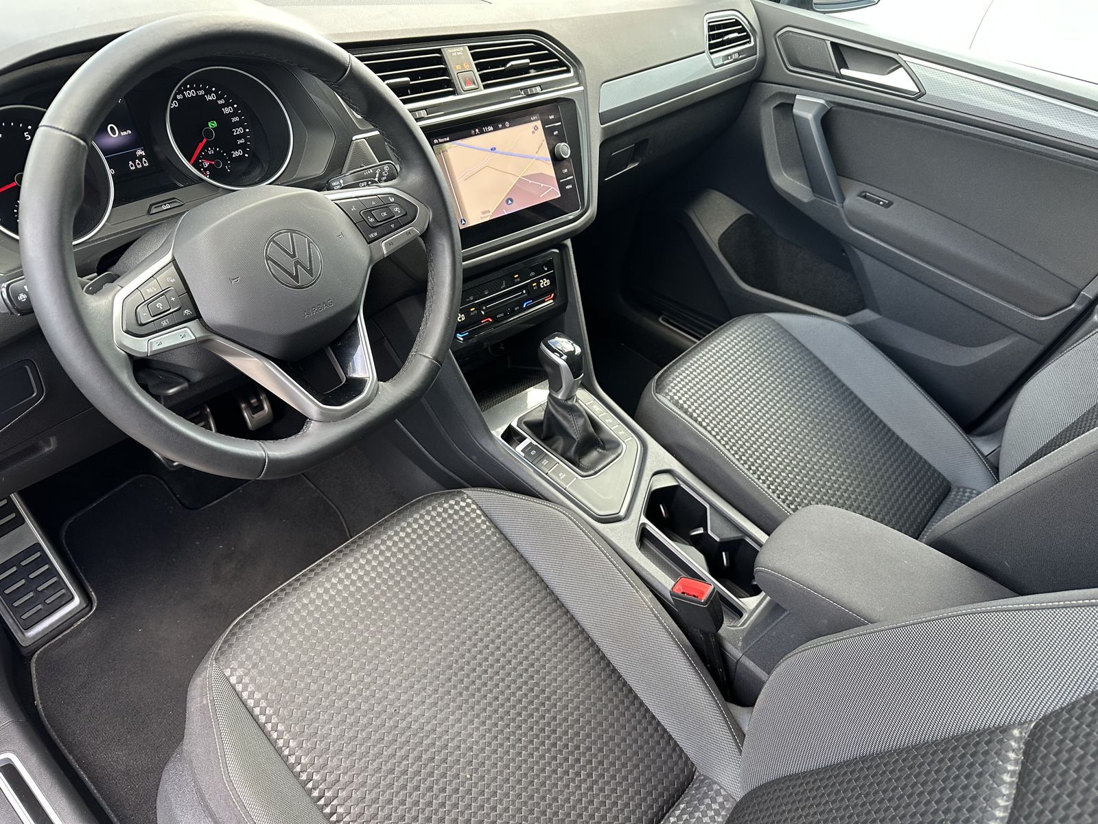 Fahrzeugabbildung Volkswagen Tiguan 1.5 TSI DSG Active NAV+LED+KAMERA+ACC+2HD