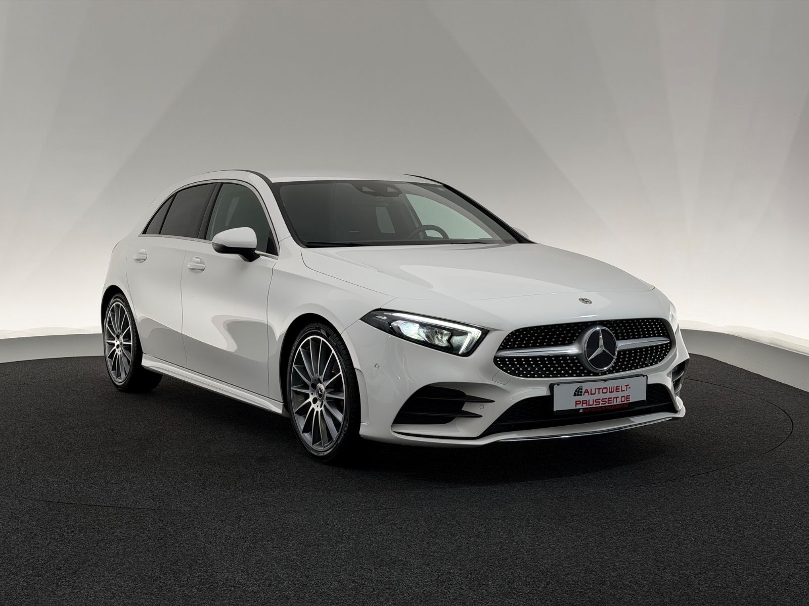 Gebrauchtwagen Mercedes-Benz A A 180*AMG LINE*LED-SHZ-AMBIENTE-MBUX-R.KAM-19" in Horb am Neckar
