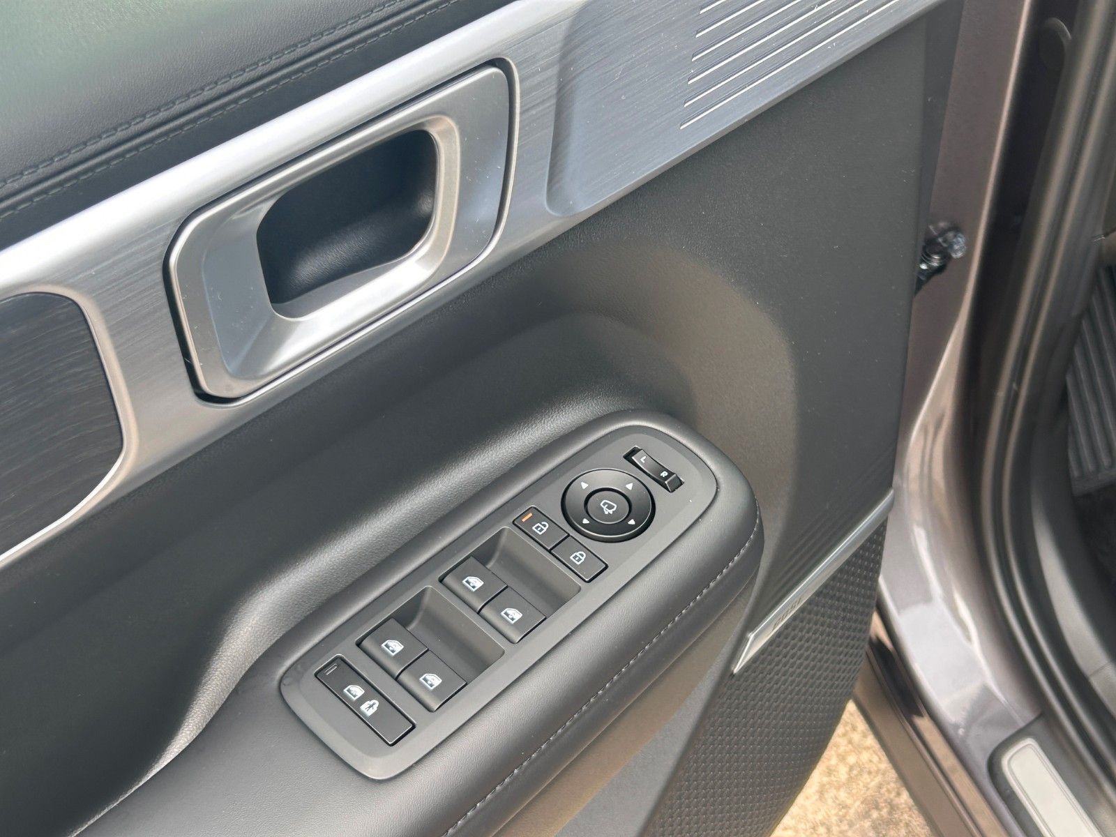 Fahrzeugabbildung Hyundai SANTA FE 1.6 T-GDI HEV Signature *ACC*7Sitz*360°