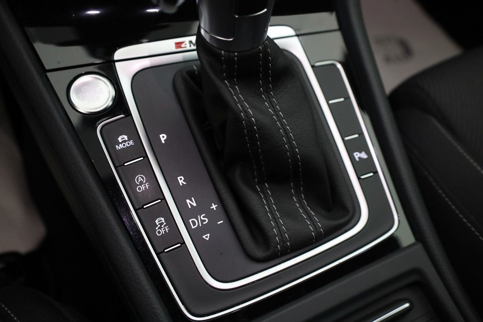Fahrzeugabbildung Volkswagen Golf VII Lim. R 4M Navi,LED,PDC,Kamera,SH,SR+WR