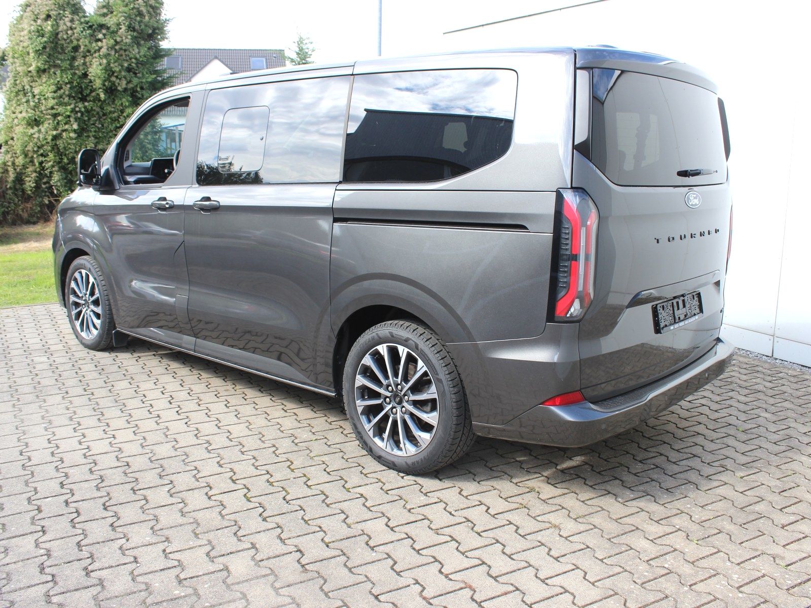 Fahrzeugabbildung Ford Tourneo Custom 320 L1 Tourneo Titanium X AWD