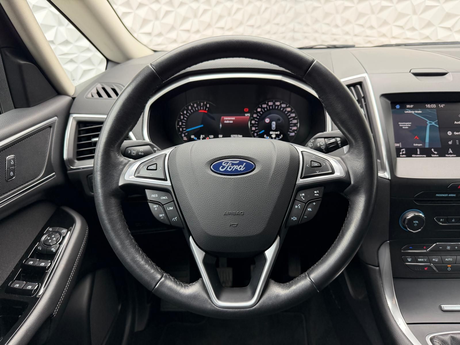 Fahrzeugabbildung Ford S-MAX 1.5 TITANIUM/7-SITZE/KEYLES/RCAM/NAV/PDC