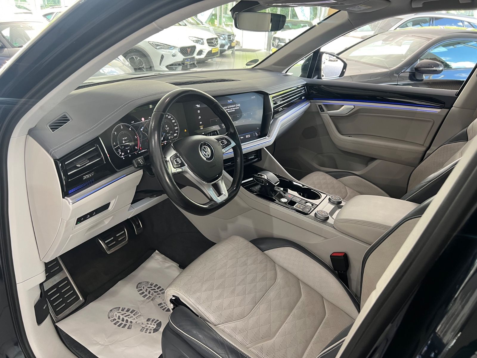 Fahrzeugabbildung Volkswagen Touareg 4.0 V8 Elegance 4Motion R line