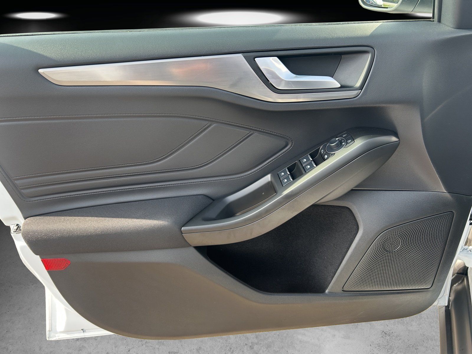 Fahrzeugabbildung Ford Focus Turnier 1,5 DSL Ecoblue  Titanium x Autom.