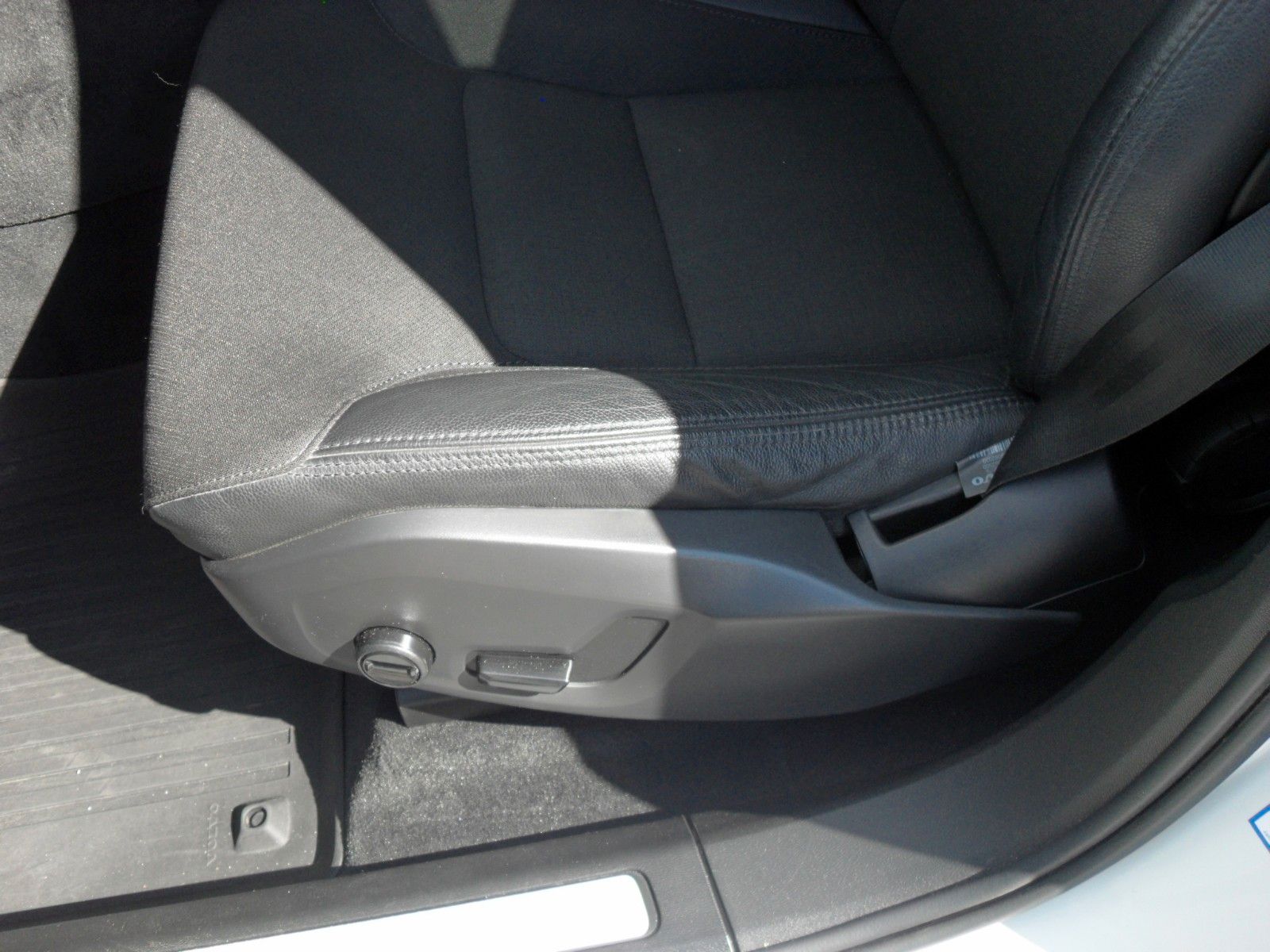 Fahrzeugabbildung Volvo XC 60 T6 R Design  AWD | WP | AHK | PDC |SH