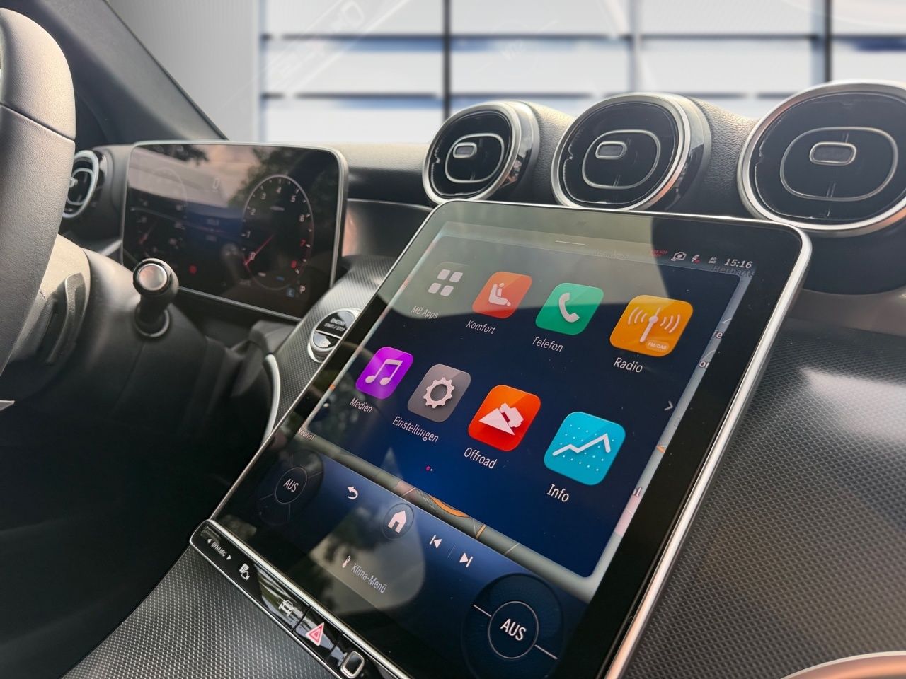 Fahrzeugabbildung Mercedes-Benz GLC 200 4M AVANTGARDE+AHK+AMBIENTE+LED+KAM+CARPL