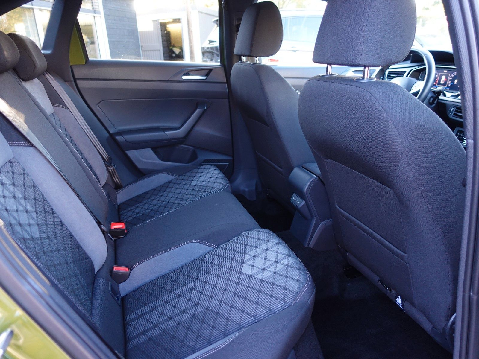 Fahrzeugabbildung Volkswagen Taigo 1.5 TSI DSG R-Line Black Style AHK Assist