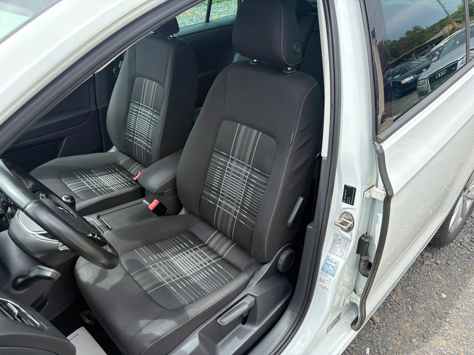 Fahrzeugabbildung Volkswagen Golf Sportsvan VII 1.6 TDI Lounge Navi PDC SHZ