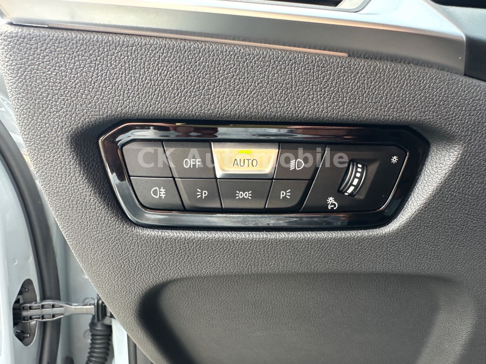 Fahrzeugabbildung BMW 320d xDrive M-Sport/Widescreen/Navi/Pano/LED/AHK