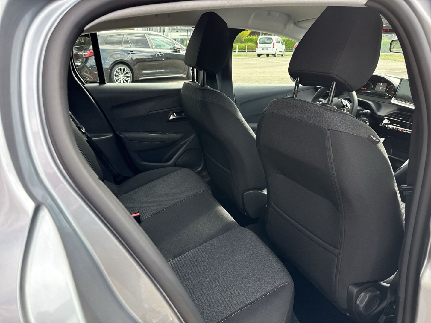 Fahrzeugabbildung Peugeot 208 Style 1.2 PureTech 100 Fahrerprofil DAB SHZ