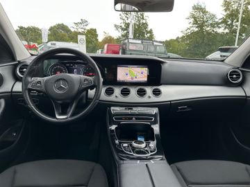 Fahrzeugabbildung Mercedes-Benz E 250 Limousine Avantgarde Pano