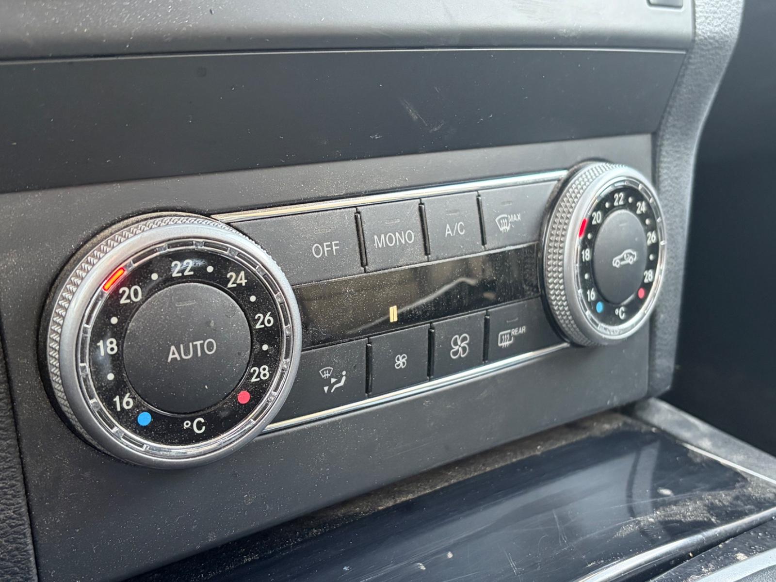 Mercedes-Benz GLK350 2010 — photo 15