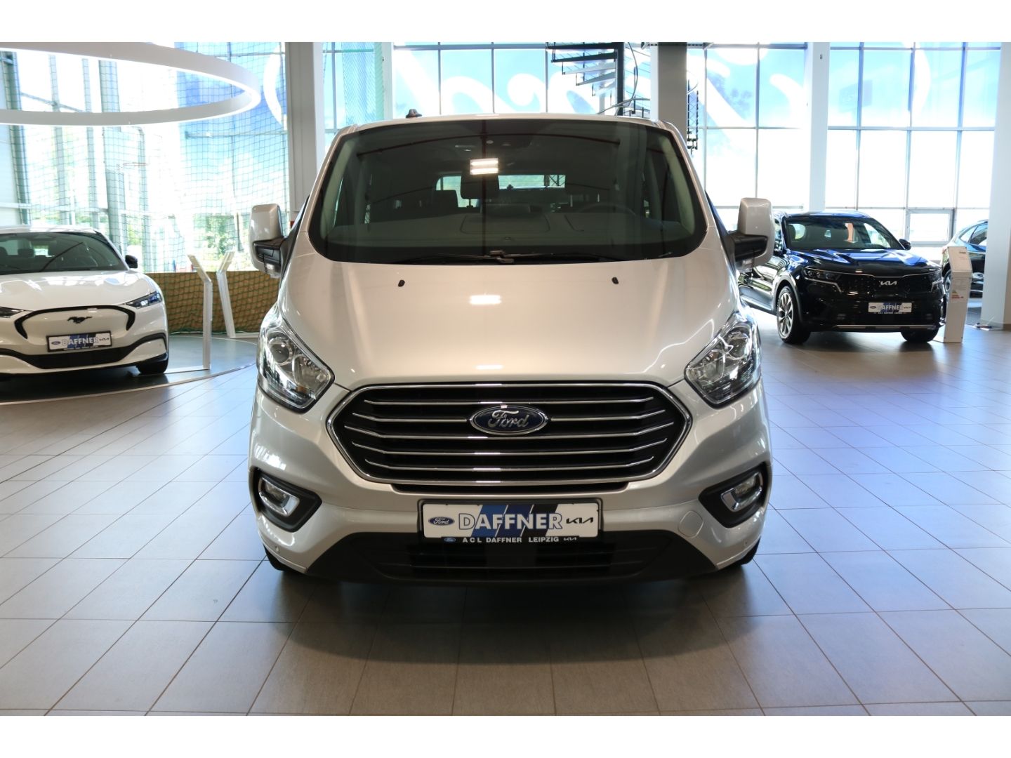 Fahrzeugabbildung Ford Tourneo Custom 320 L1 Titanium 2.0 TDCi EU6d Tit