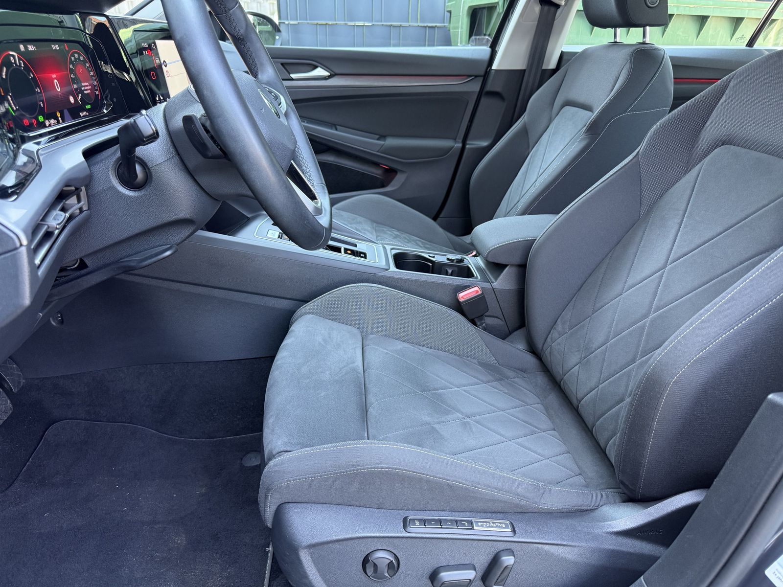 Fahrzeugabbildung Volkswagen Golf Style eHybrid DSG NAV+ACC+LED+SHZ+VCOCK+1HD