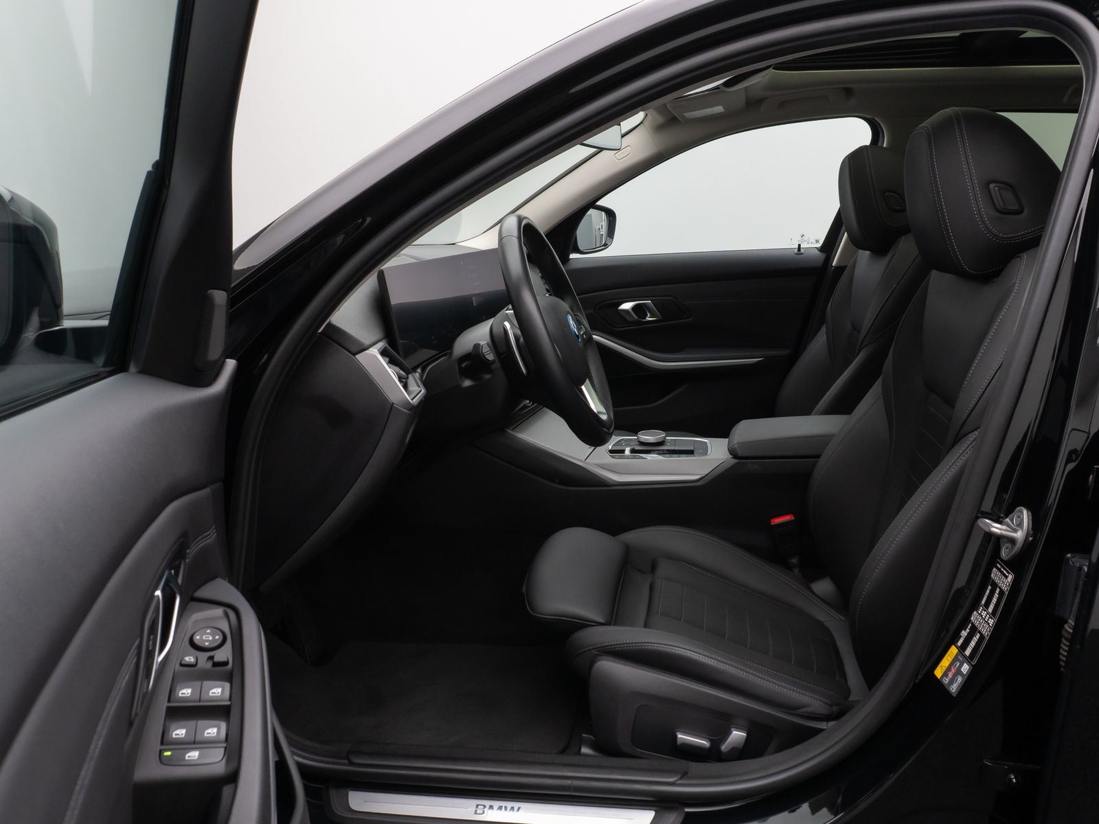 Fahrzeugabbildung BMW 330e Panorama Kamera HUD DAB HiFi Leder Sport