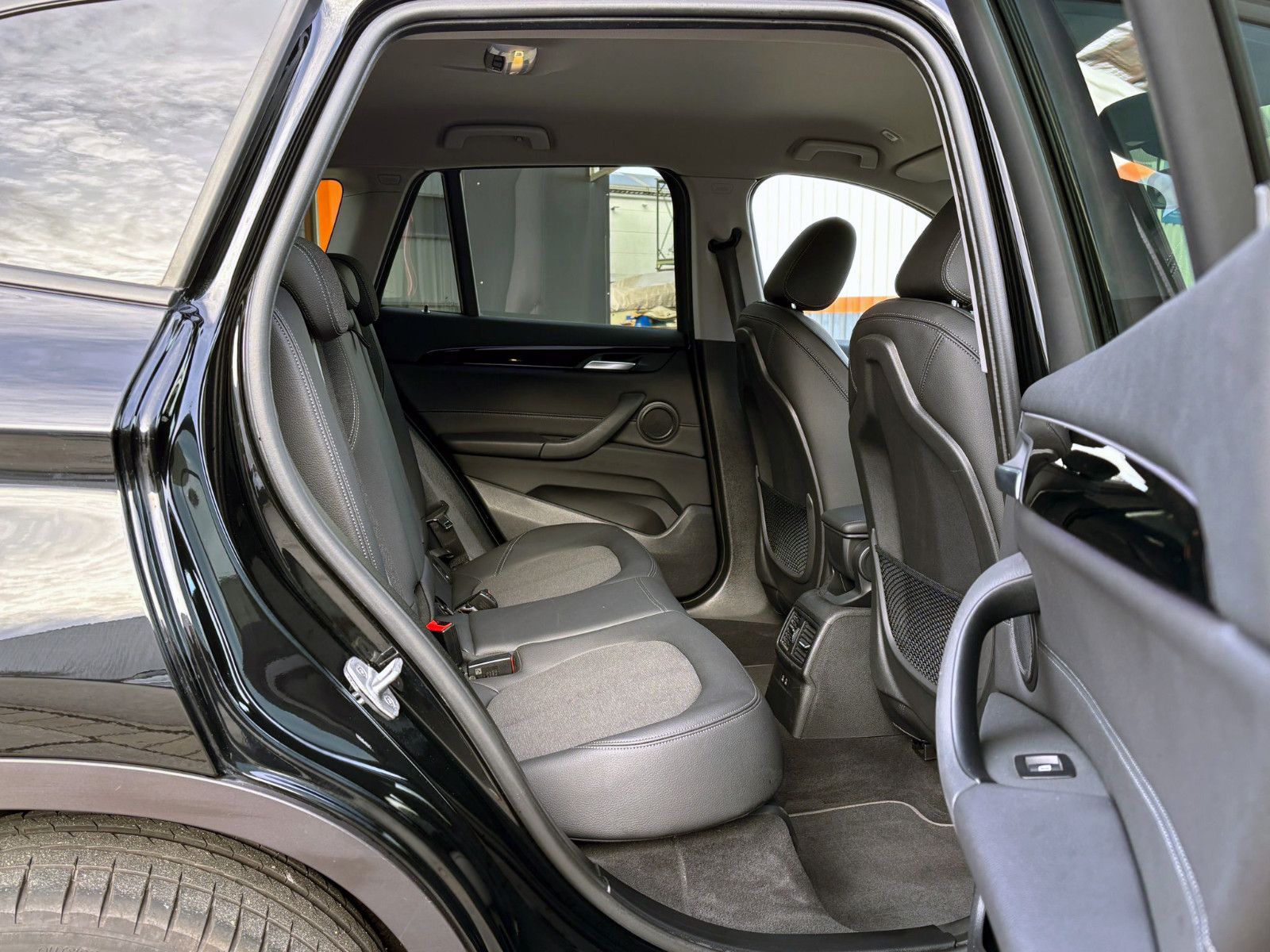 Fahrzeugabbildung BMW X1 sDrive 20i Sport-Line LED SHZ PDC KAM TEMP BT