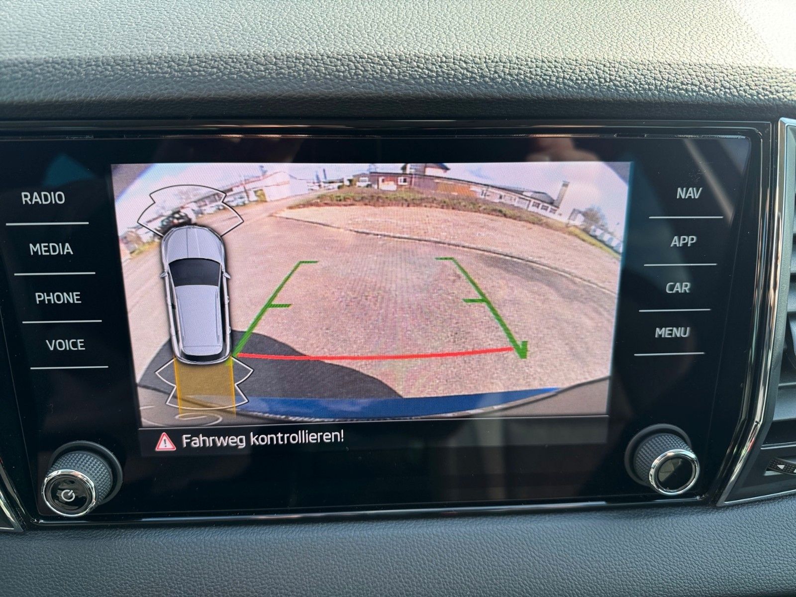 Fahrzeugabbildung SKODA Karoq 2.0l TDI DSG 4x4 STYLE