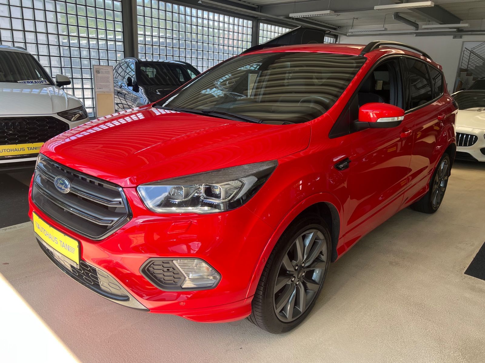 Fahrzeugabbildung Ford Kuga ST-Line * ROT/SCHWARZ *