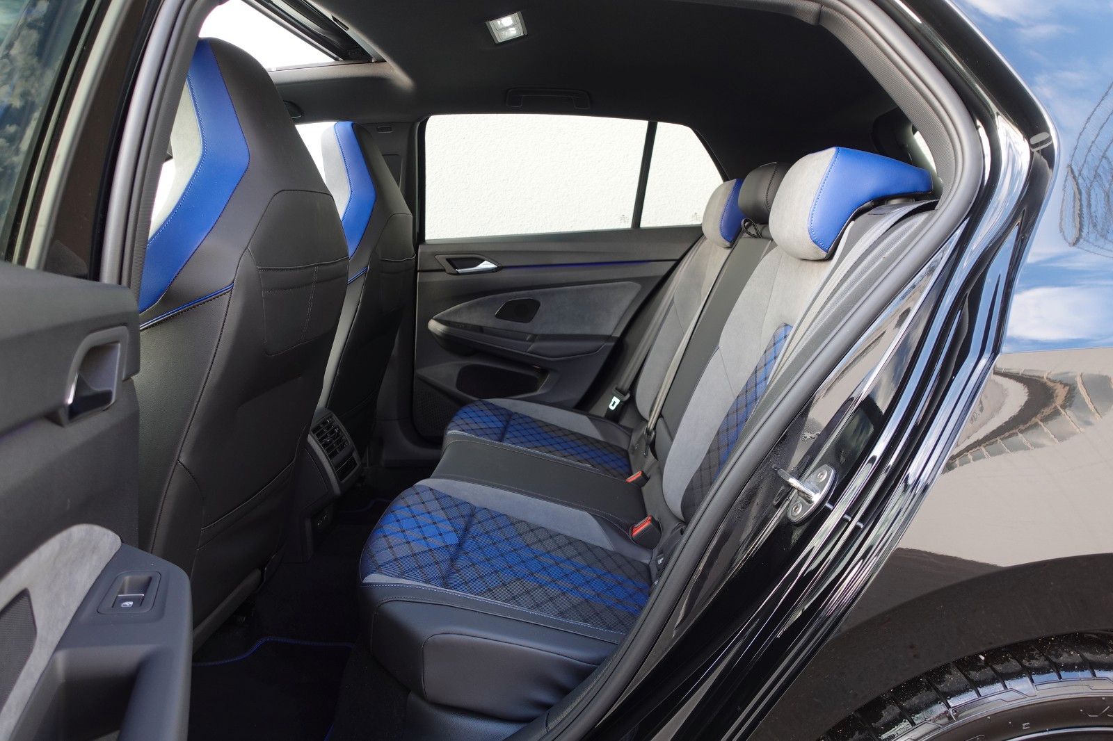Fahrzeugabbildung Volkswagen Golf VIII R 2.0TSI 4Motion,Akrapovič,Pano,Matrix