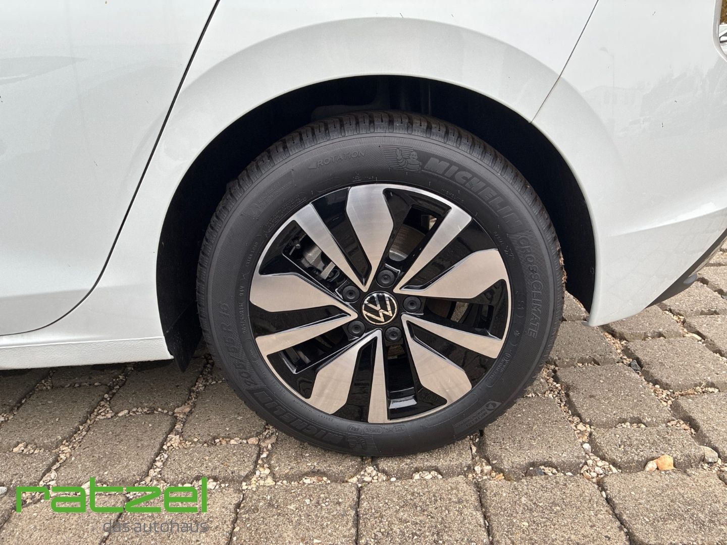 Fahrzeugabbildung Volkswagen Golf GOAL 1.5 eTSI DSG Allwetter+SHZ+PDC+LED