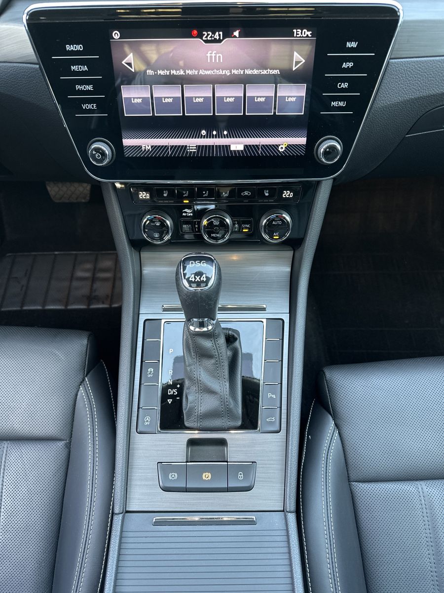 Fahrzeugabbildung SKODA Superb Combi 2.0 TDI DSG 4x4 NAV+LED+VCOCK+PANO