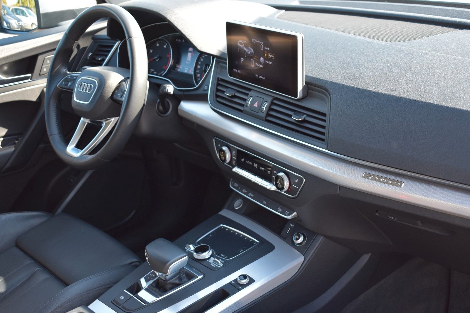 Fahrzeugabbildung Audi Q5 40 TDI quattro sport/Anhänger/LED/Tempomat