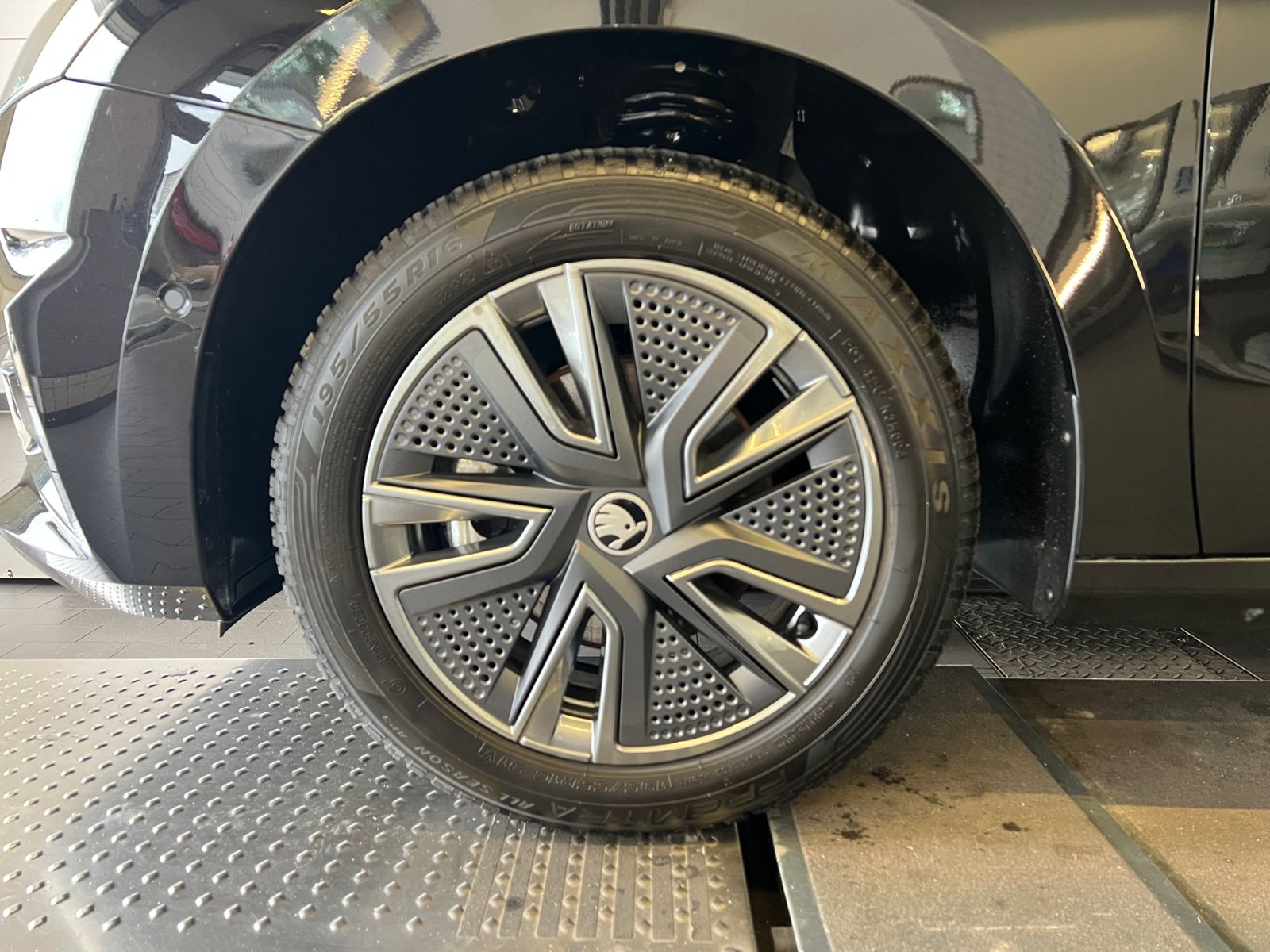 Fahrzeugabbildung SKODA Fabia Selection Tour 1.5 TSI DSG *Vorb. AHK, LED