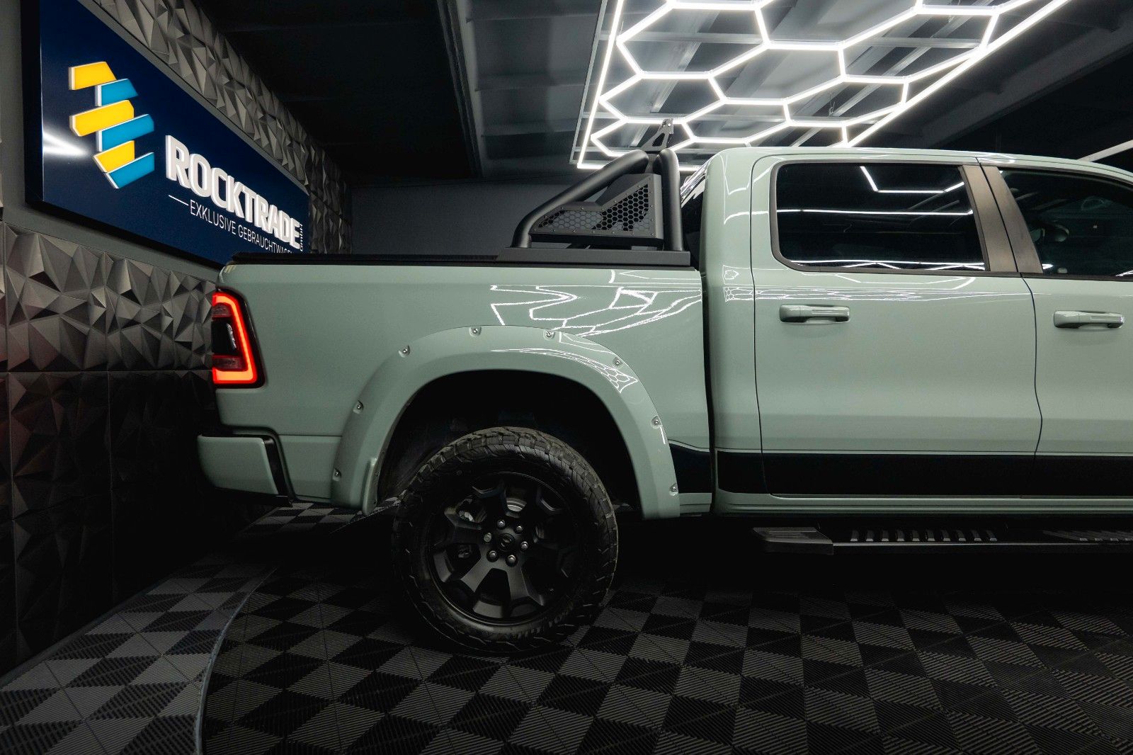 Fahrzeugabbildung Dodge RAM 5.7 V8 HEMI 4x4 OFFROAD Night-Edition *Pano*