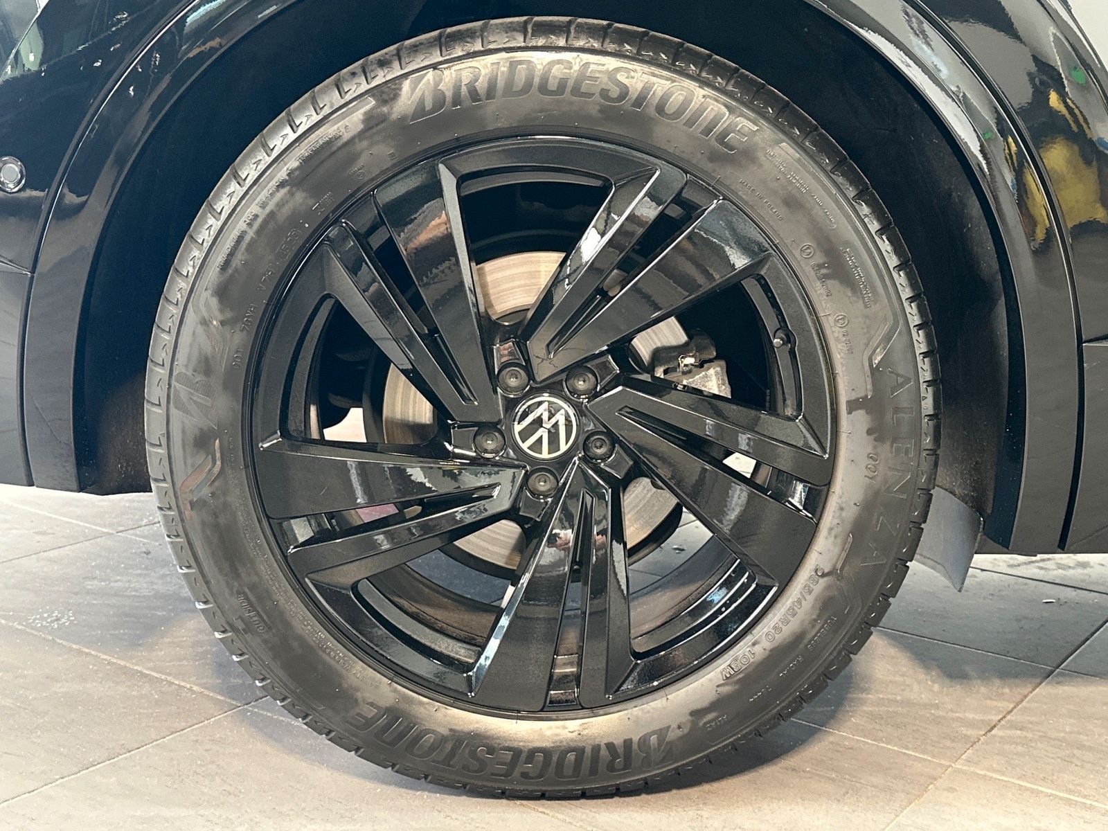 Fahrzeugabbildung Volkswagen Touareg 3.0 V6 TDI 4M R-Line NAV+LED+20ZOLL+AHK