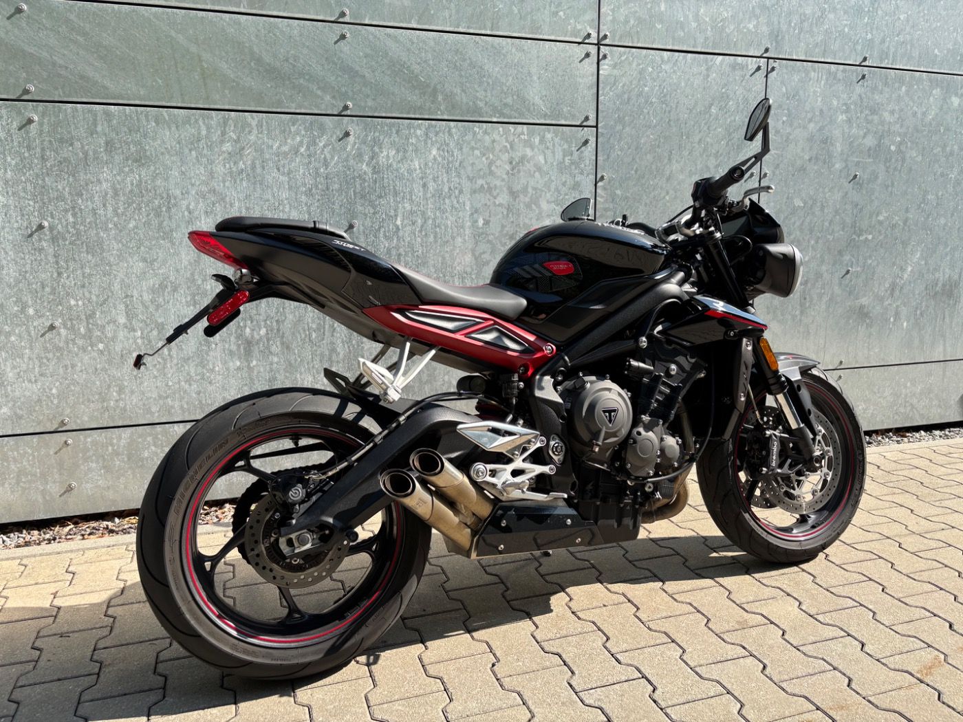 Fahrzeugabbildung Triumph Street Triple R mit Zubehör