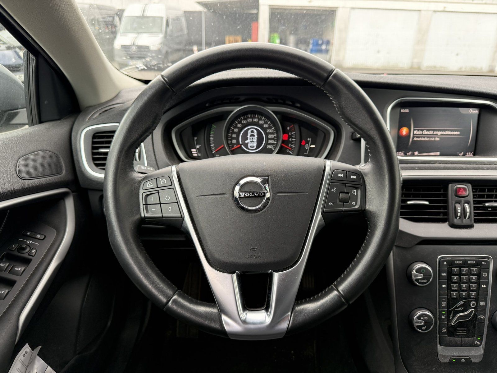 Fahrzeugabbildung Volvo V 40 T2 2.0 Momentum (EURO 6d-TEMP)