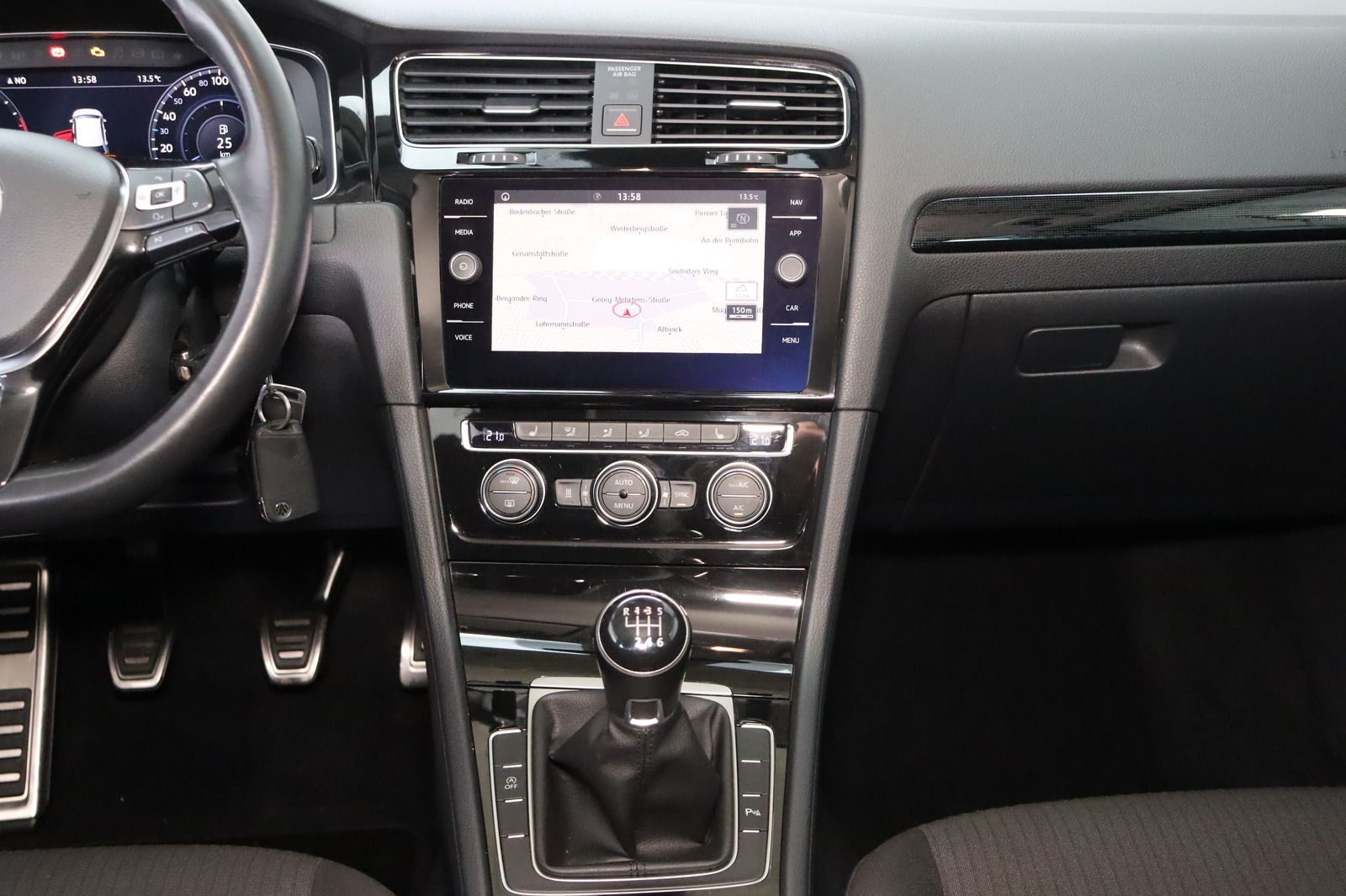 Fahrzeugabbildung Volkswagen Golf VII Sound * Standheizung * LED *