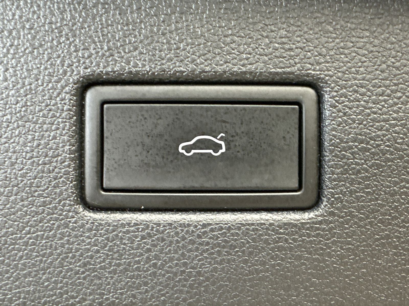 Fahrzeugabbildung Volkswagen Tiguan 2.0 TDI DSG Sport NAV+LED+PANO+ACC+KAM+VC