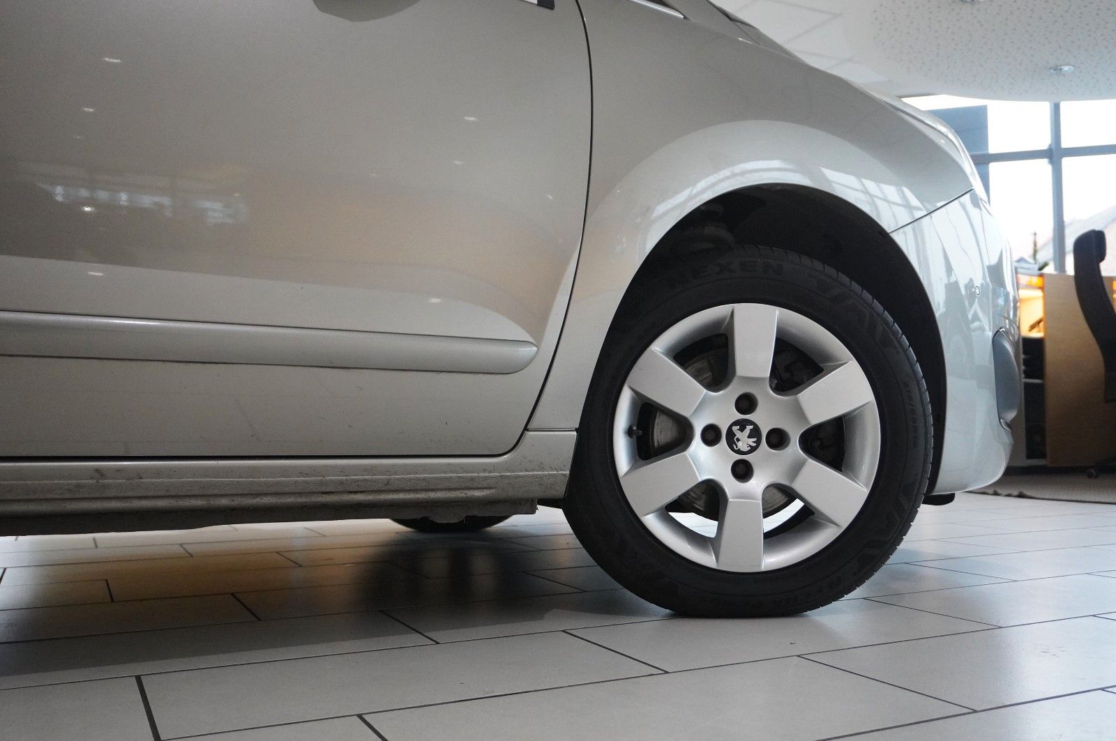 Fahrzeugabbildung Peugeot 5008 1.2T STYLE NAVI/LED/KAMERA/SHZ/PANO./AHK