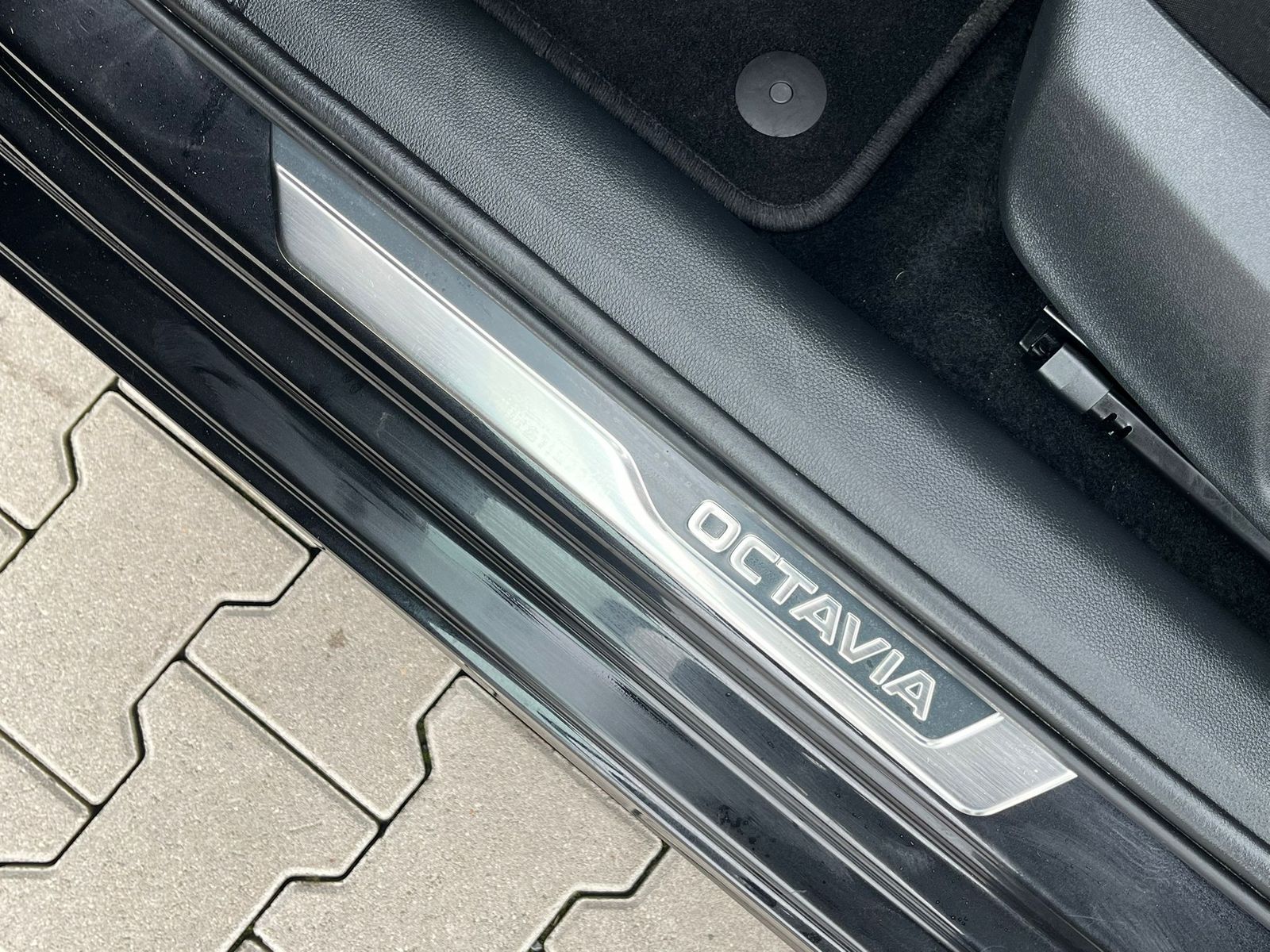Fahrzeugabbildung SKODA Octavia 2.0 DSG Sportline MATRIX*PANO*CANT.*5J.G