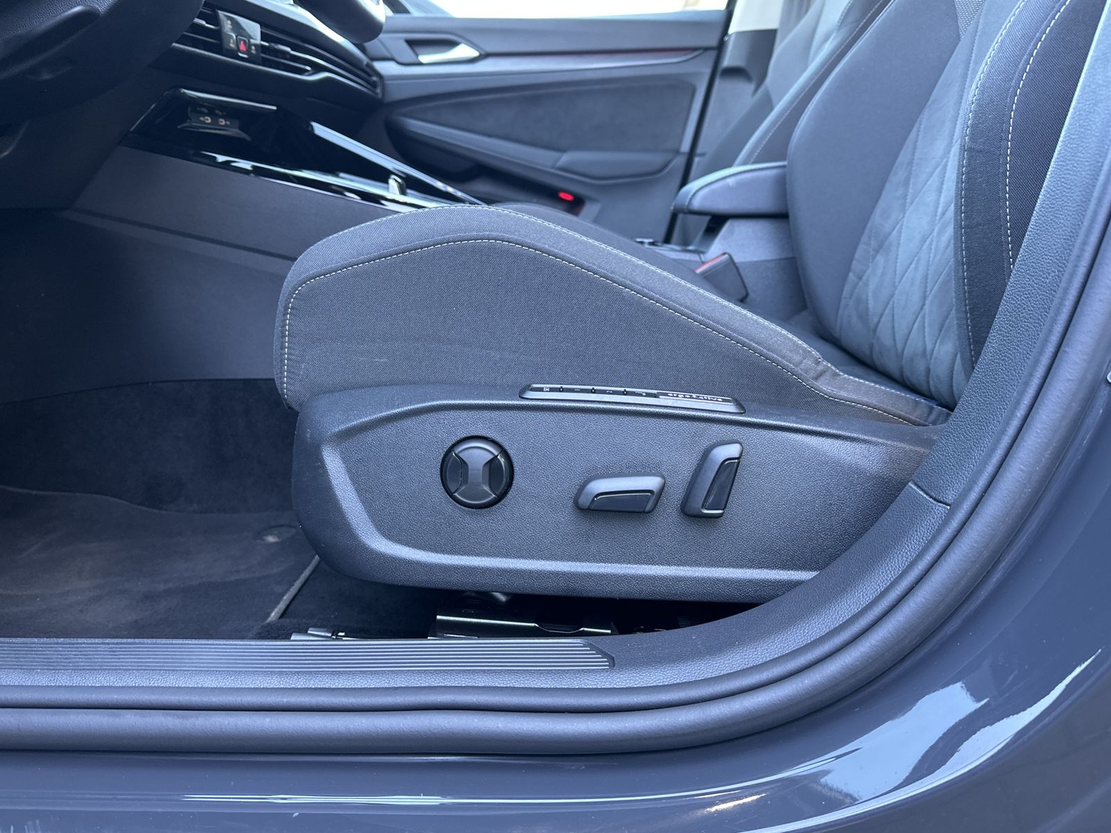 Fahrzeugabbildung Volkswagen Golf 1.4 TSI DSG Style eHybrid NAV+LED+AHK+KAMER