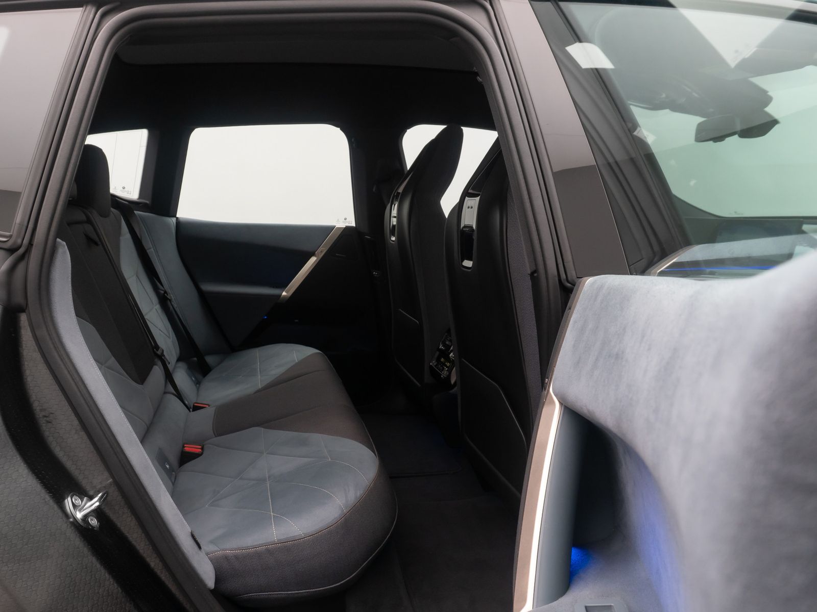 Fahrzeugabbildung BMW iX xD40 Sport AHK SkyLounge 360° DAB H/K 22Zoll