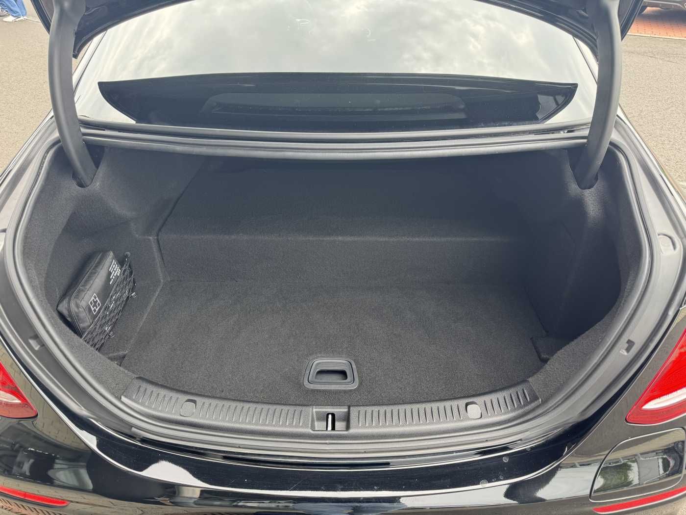 Fahrzeugabbildung Mercedes-Benz E 300de 9G AMG+Pano+Memory+Ambiente+ RFK+Night