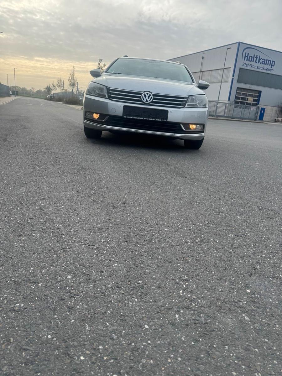 Volkswagen Passat 2013 — rear view