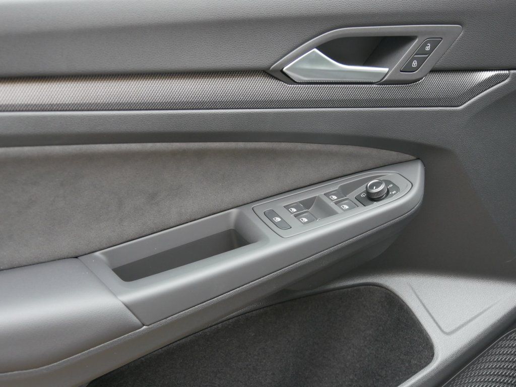 Fahrzeugabbildung Volkswagen Golf 1.5 eTSI R-Line Pano Kamera HarmanKardon