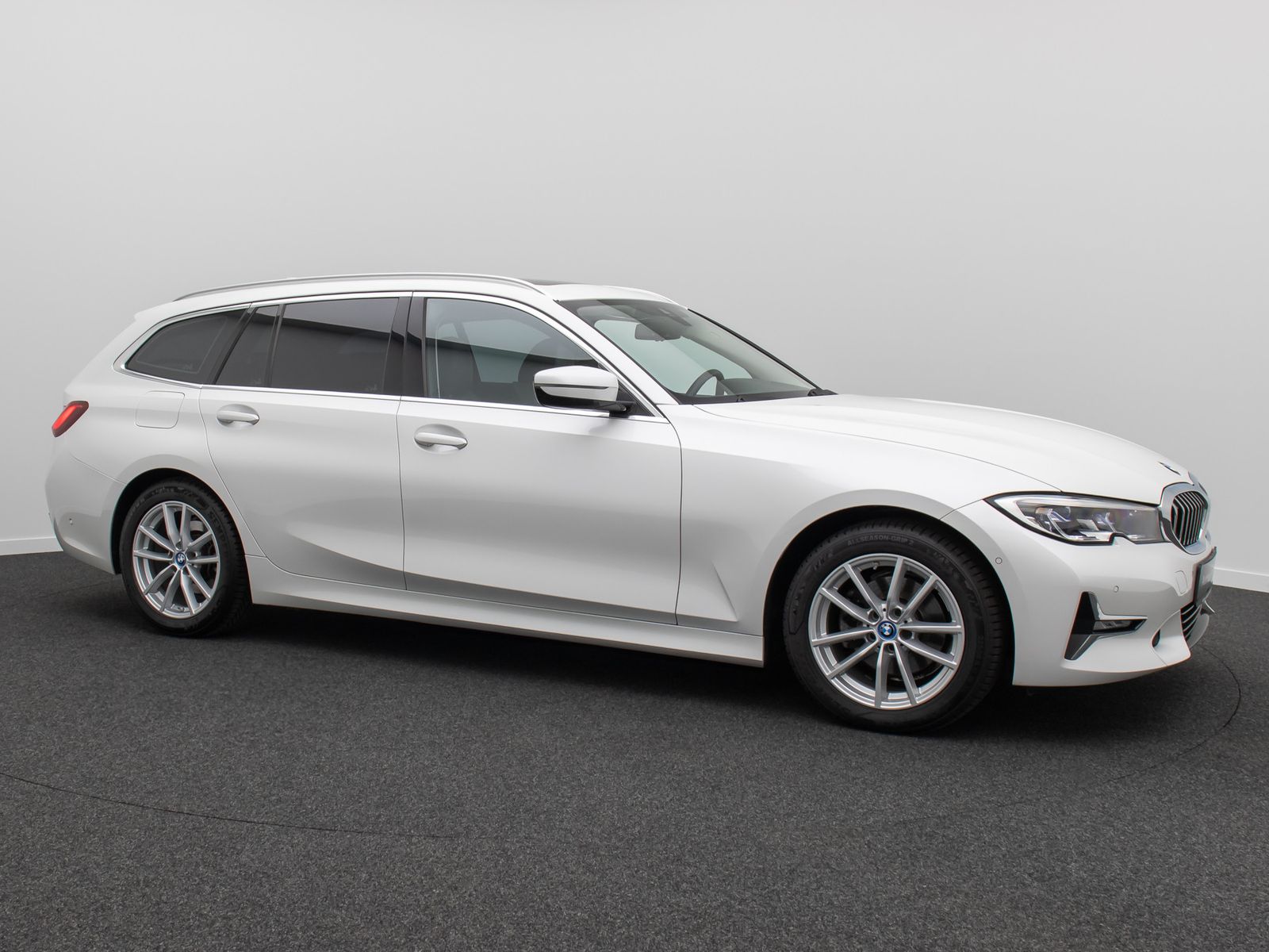 Fahrzeugabbildung BMW 320i Luxury Line Laser HUD Panorama Alarm AHK Hi