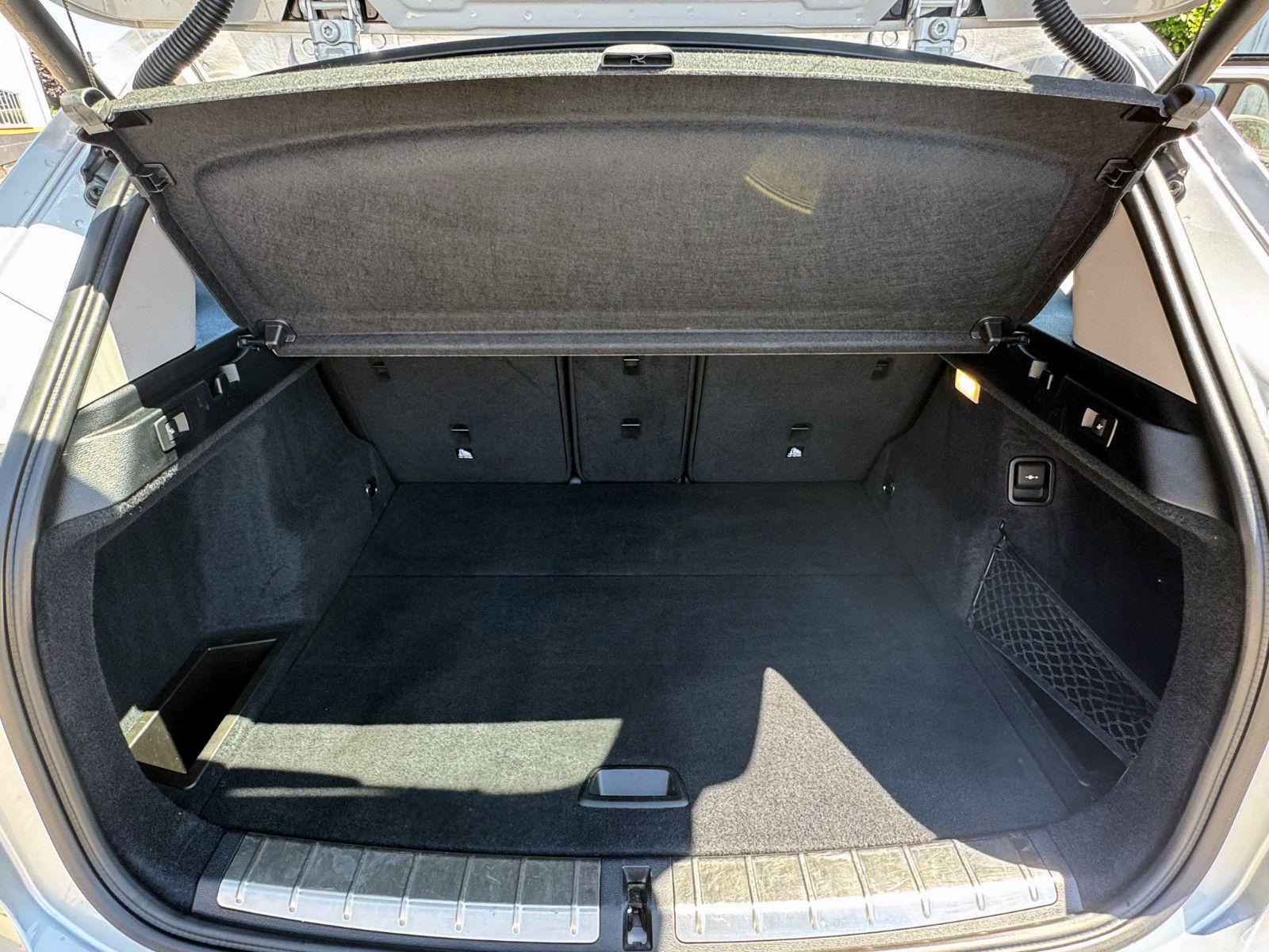 Fahrzeugabbildung BMW X1 xDrive 20i Sport-Line Temp. HUD PANO KAM PDC
