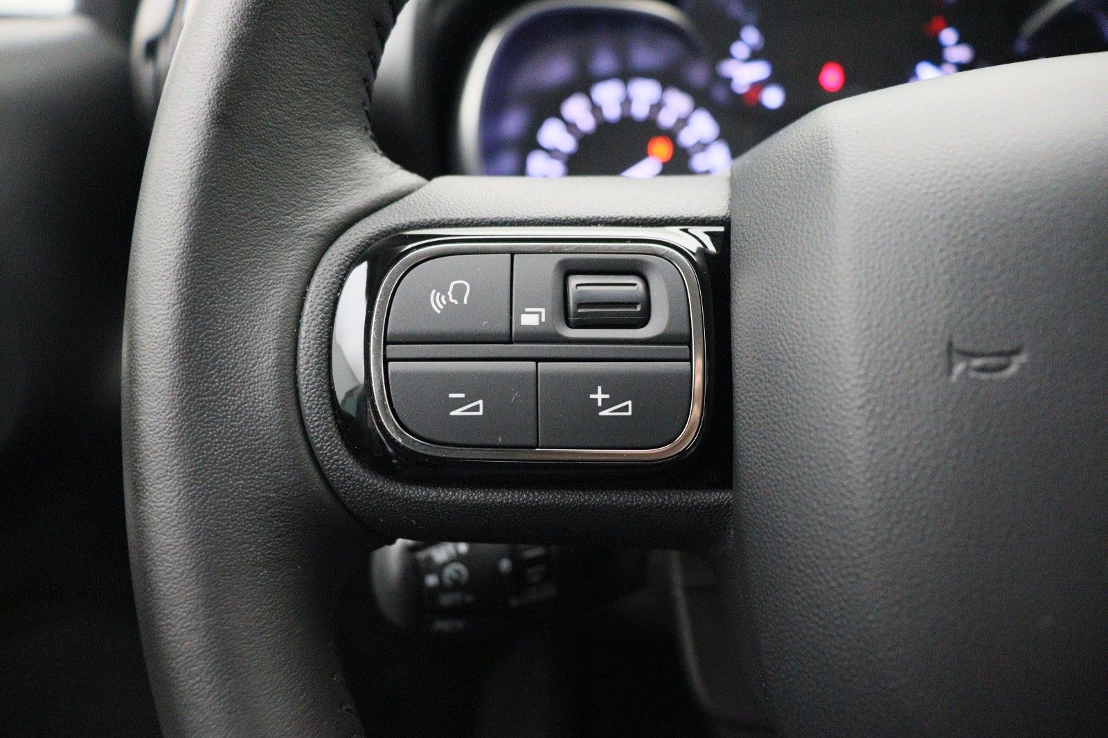 Fahrzeugabbildung Citroën C3 1.2 Aircross Plus NAVI LED DAB
