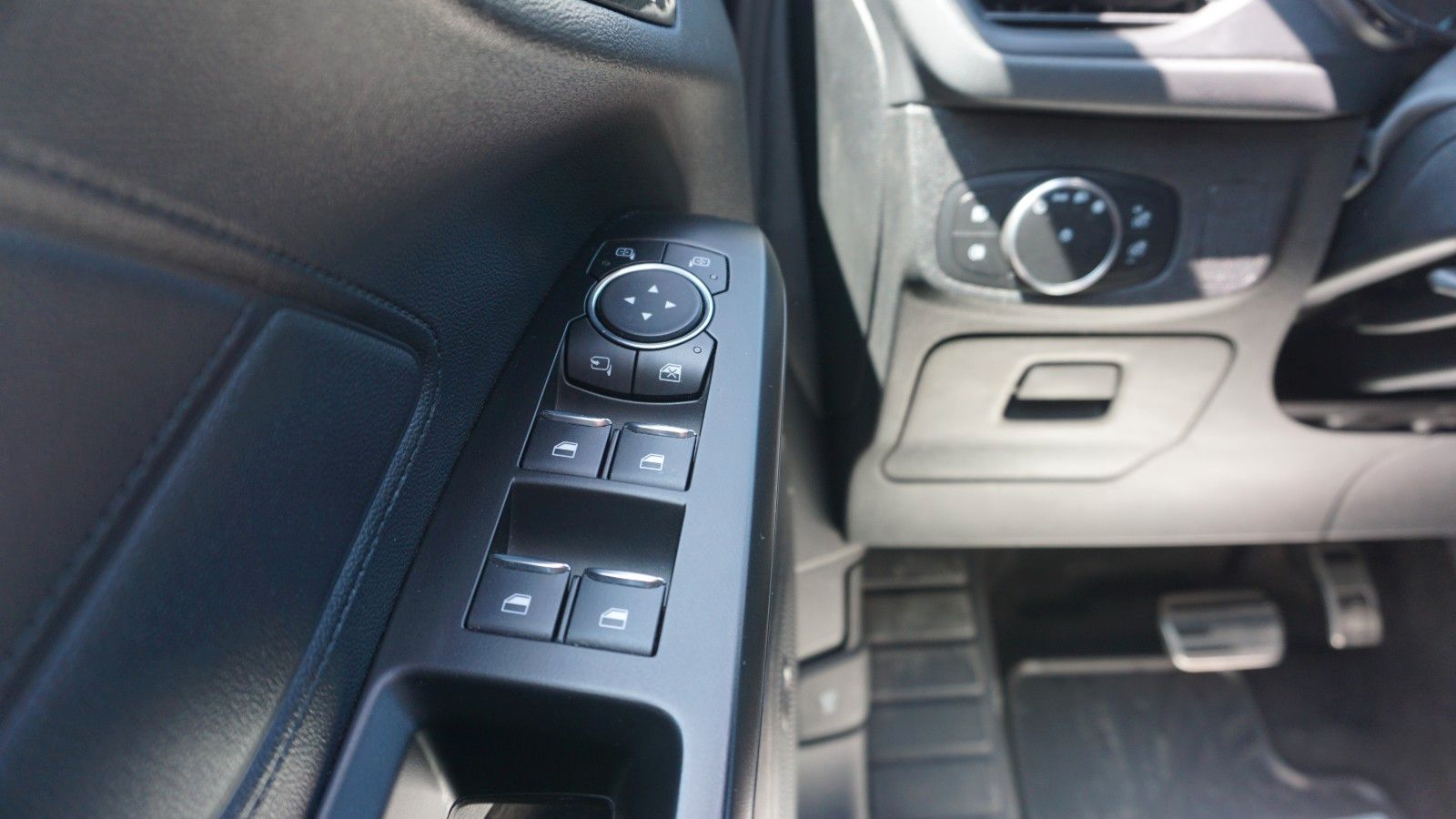 Fahrzeugabbildung Ford Focus Lim. ST-Line, LED, B&O Sound, Navi, Sport