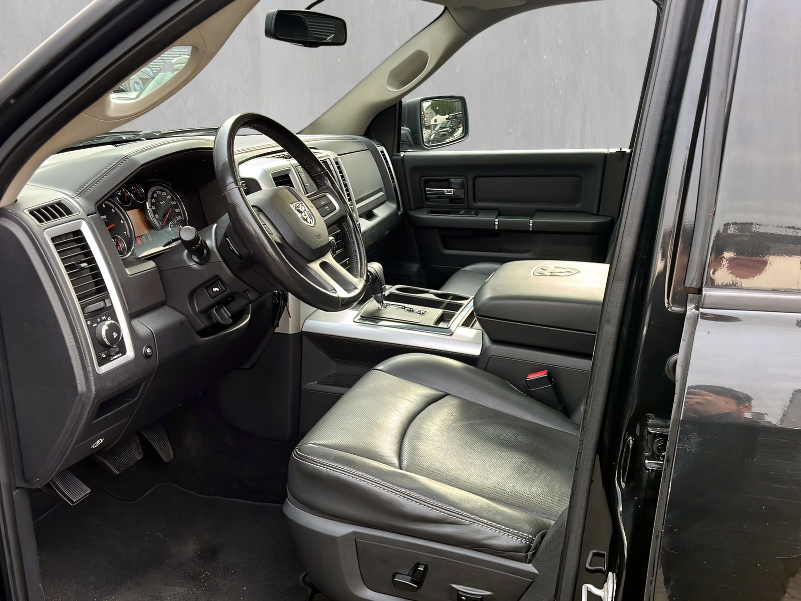 Fahrzeugabbildung Dodge RAM 1500 LPG 103L CREW CAB 1.HAND RF KAM AHK GSD