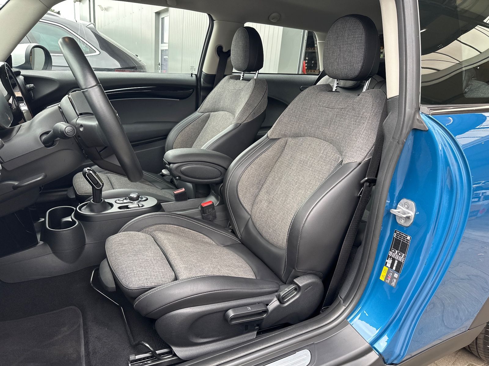 Fahrzeugabbildung MINI Cooper SE Classic Trim NAV+LED+SHZ+KEYLESS