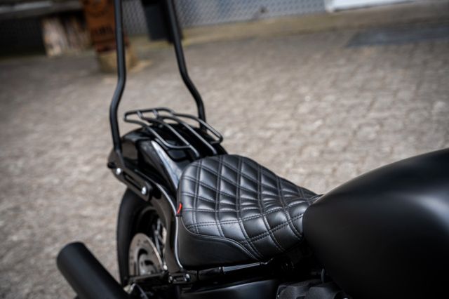 Fahrzeugabbildung Harley-Davidson FXBBS STREET BOB SOFTAIL - SCHWARZ MATT- 1.HAND