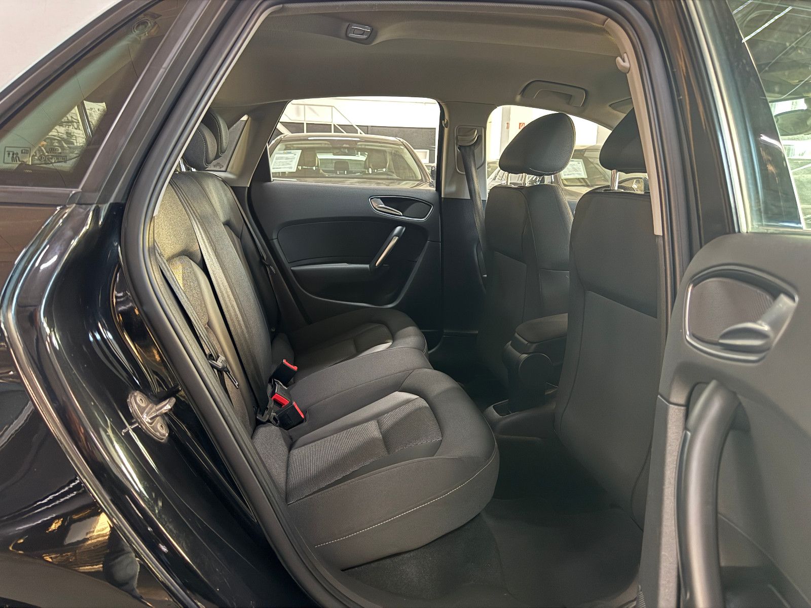 Fahrzeugabbildung Audi A1 1.6 TDI SPORTBACK S-TRONIC S-LINE AMBITION