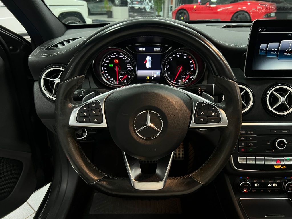 Mercedes-Benz GLA 250 4Matic 7G*AMG*LED*PANO*COMAND*KAMERA*