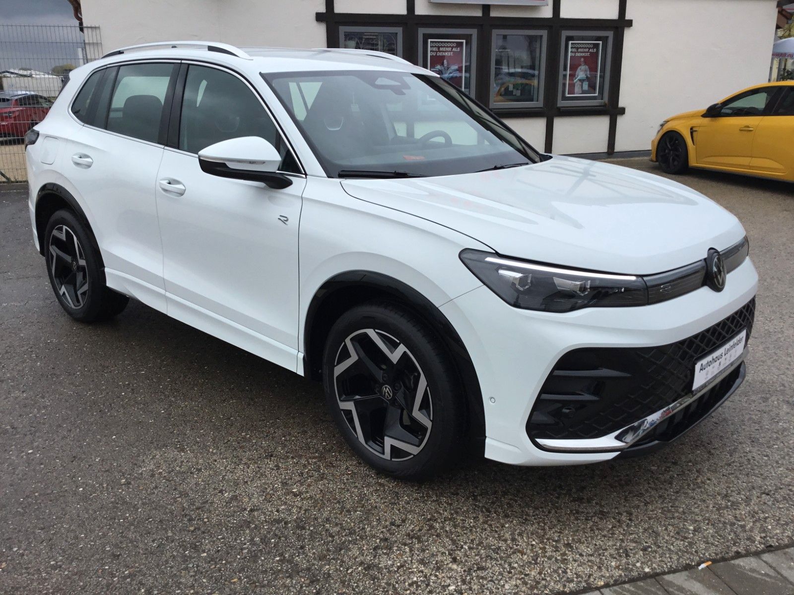 Fahrzeugabbildung Volkswagen Tiguan 1.5 eTSI DSG R-Line+AHK+19"+LED+Navi